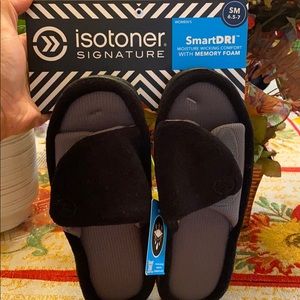 Isotoner Signature Signature Slippers Size:6.5-7